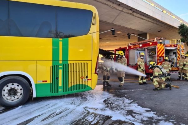 Ônibus pega fogo na Rodoviária do Plano Piloto
