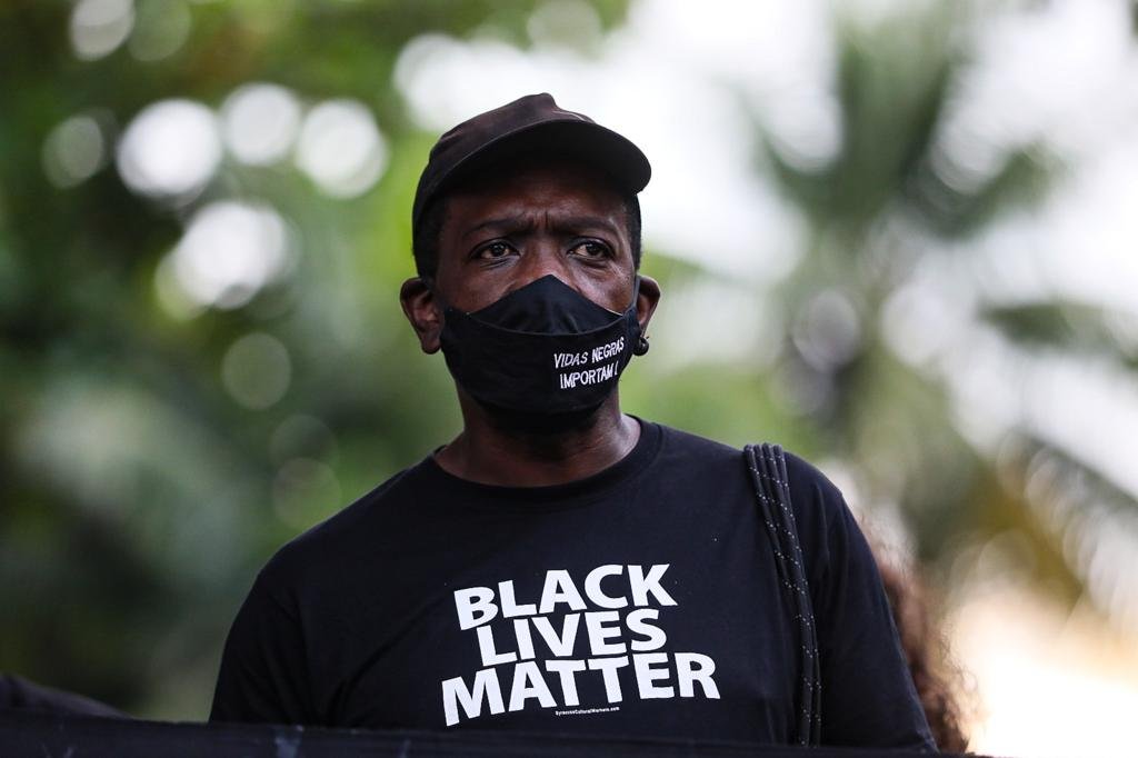 Manifestante pede fim da violência policial no Jacarezinho
