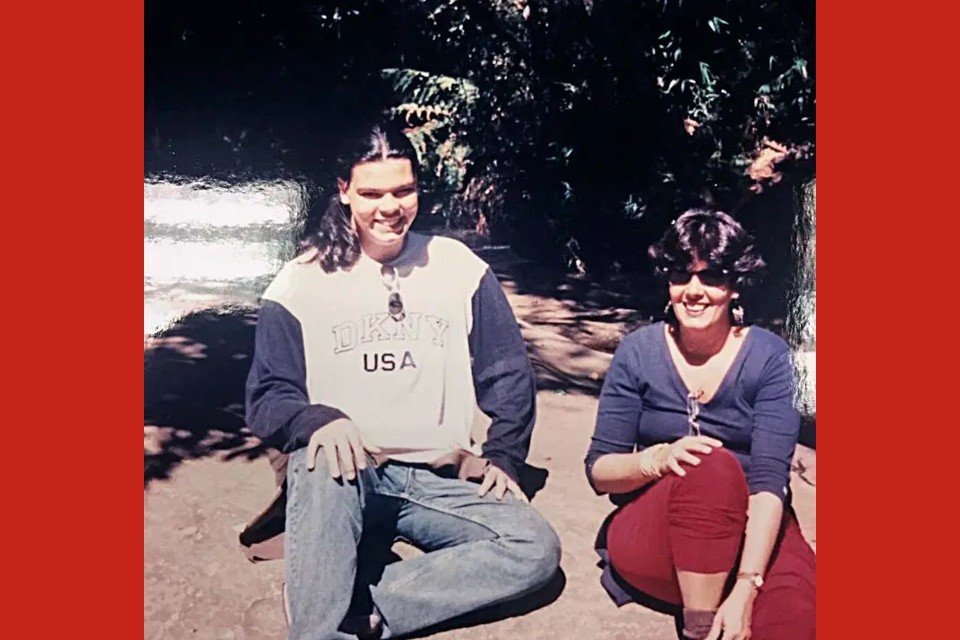 Covas, ao lado da mãe Renata, na adolescência, quando formou seu gosto musical roqueiro