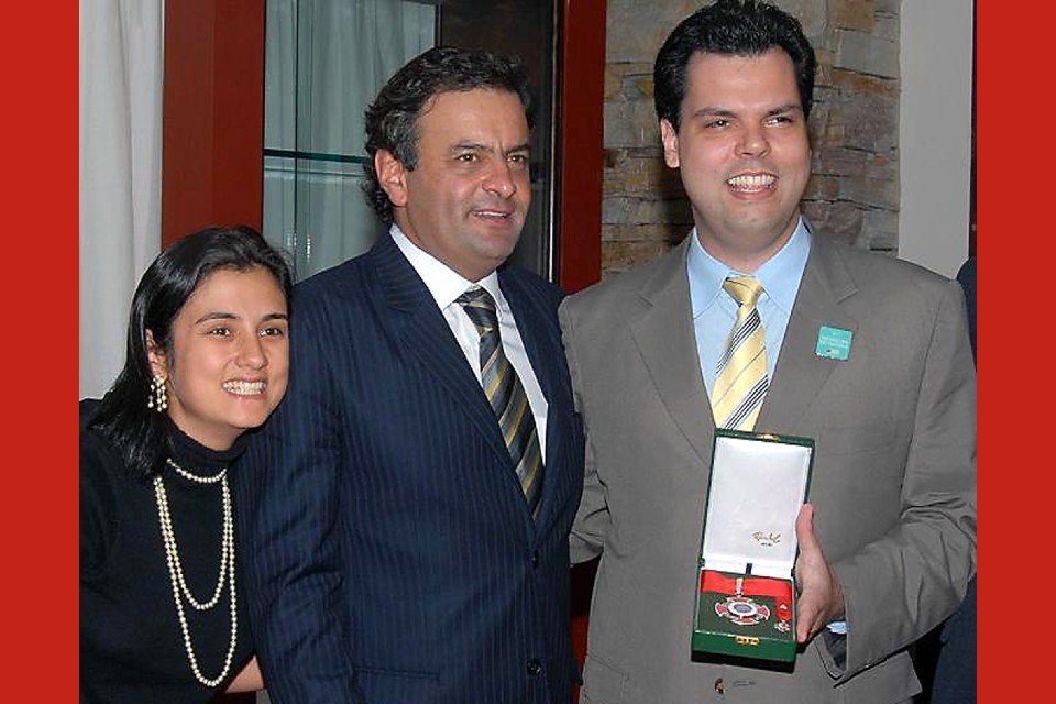 Em 2008, ao lado da então esposa Karen Ichiba, recebeu a Medalha de Honra da Inconfidência do governador de Minas Gerais na época, o tucano Aécio Neves