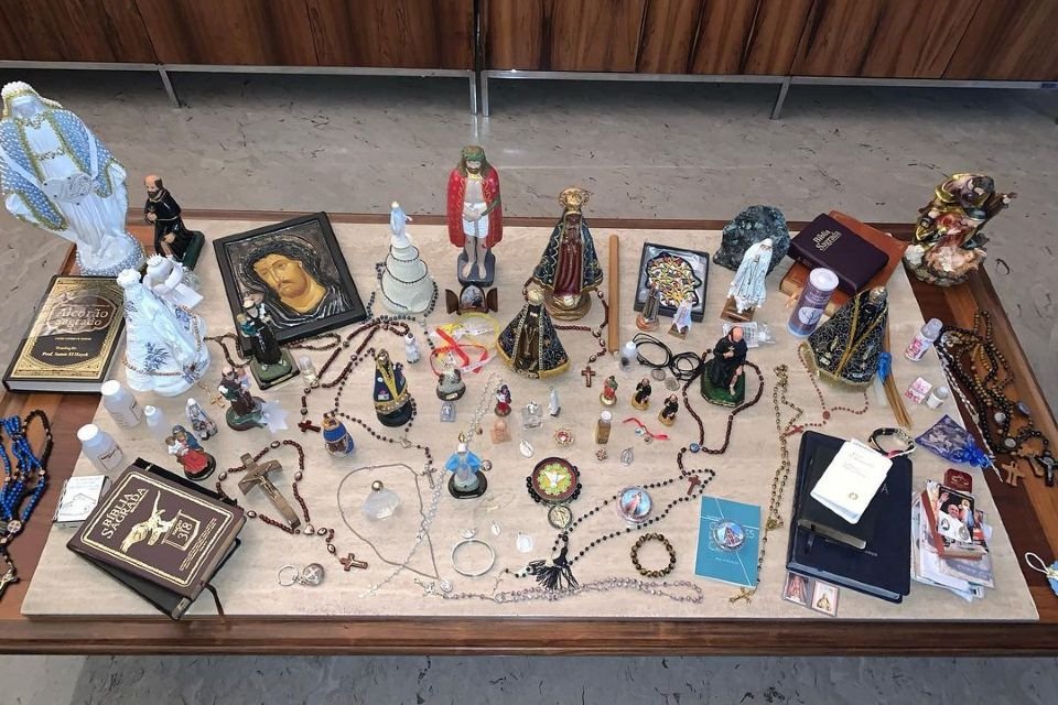 Prefeito manteve um altar com imagens e presentes religiosos que recebeu durante o tratamento