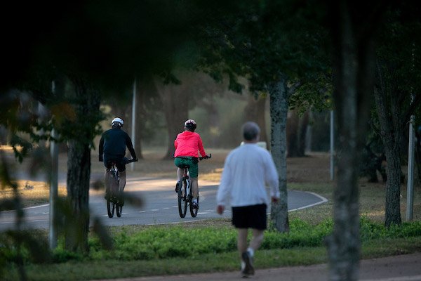 Pessoas andando de bicicleta em parque