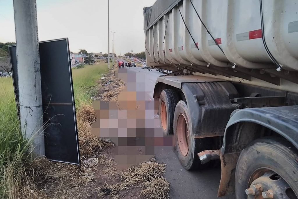 Homem joga moto na frente de caminhão desgovernado em chamas para pará-lo,  em Nerópolis, Trânsito GO