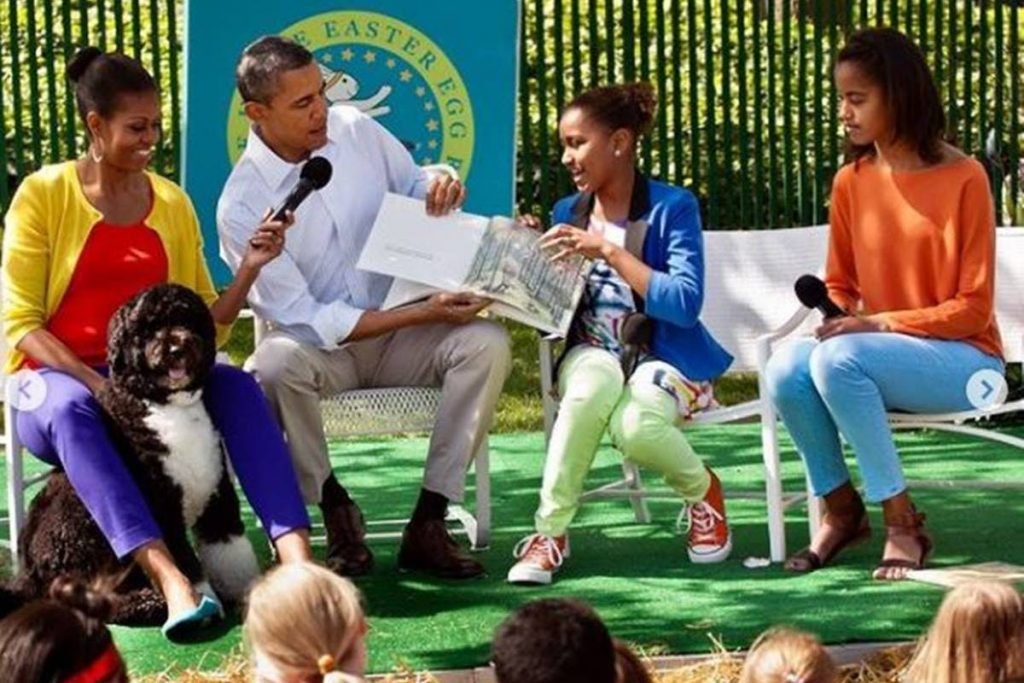 Barack Obama lê livro junto com a esposa, as filhas e o cachorro