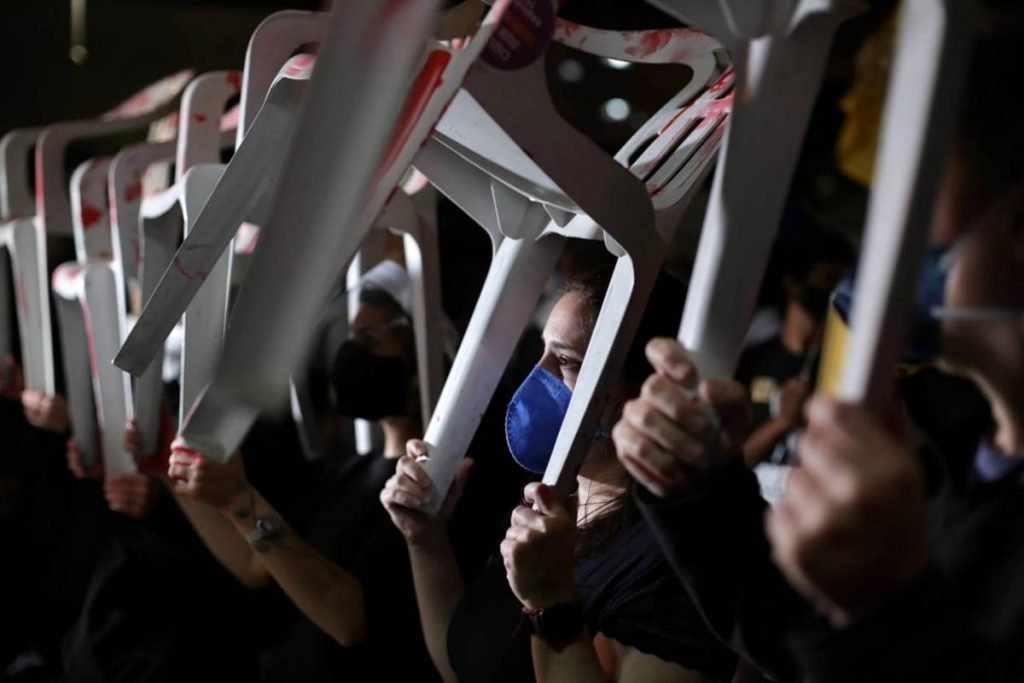 Manifestantes seguram cadeiras