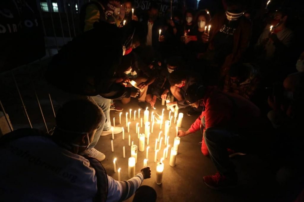 Manifestantes acendem velas em homenagem aos mortos na ação em Jacarezinho
