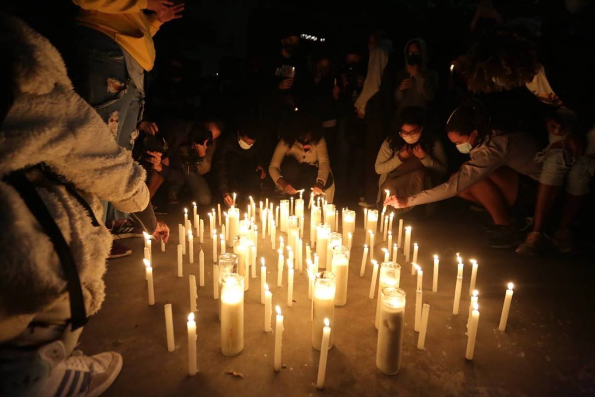 Manifestantes acendem velas em homenagem aos mortos na ação em Jacarezinho