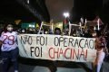 Manifestantes seguram faixa escrito Não foi operação, foi chacina