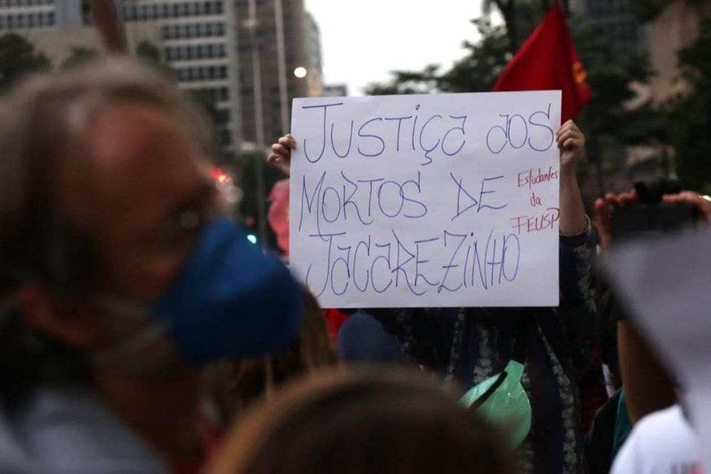 Cartaz escrito justiça aos mortos de jacarezinho