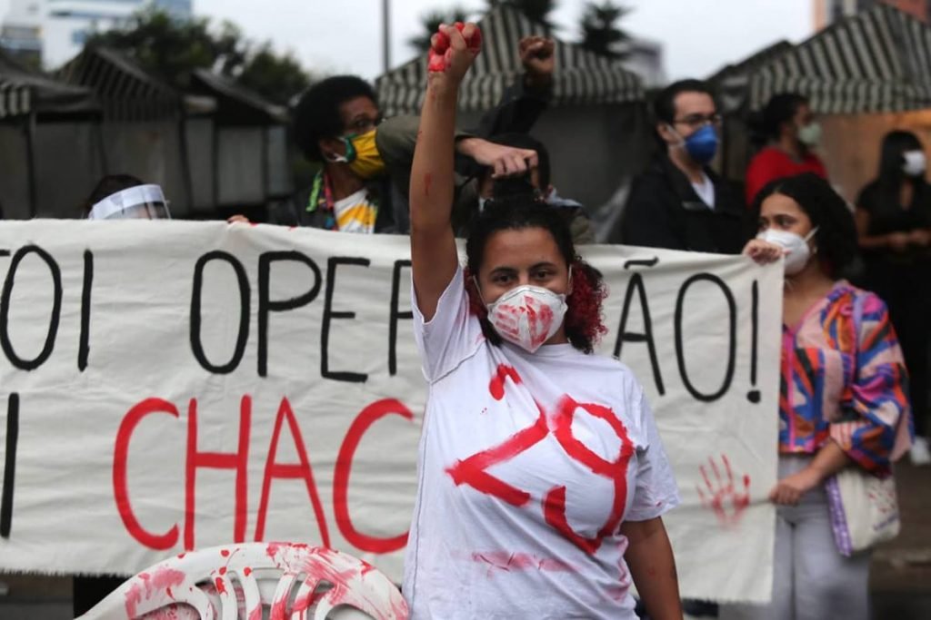 Manifestante com camiseta escrito 29