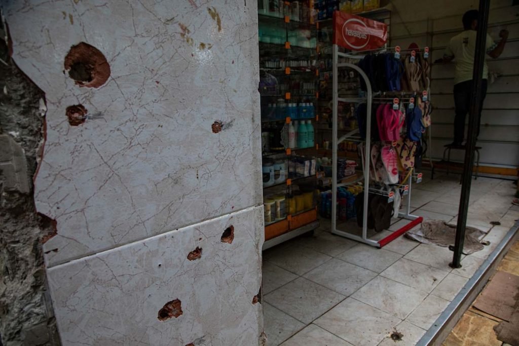 Paredes com marcas de tiros próximo a comércio