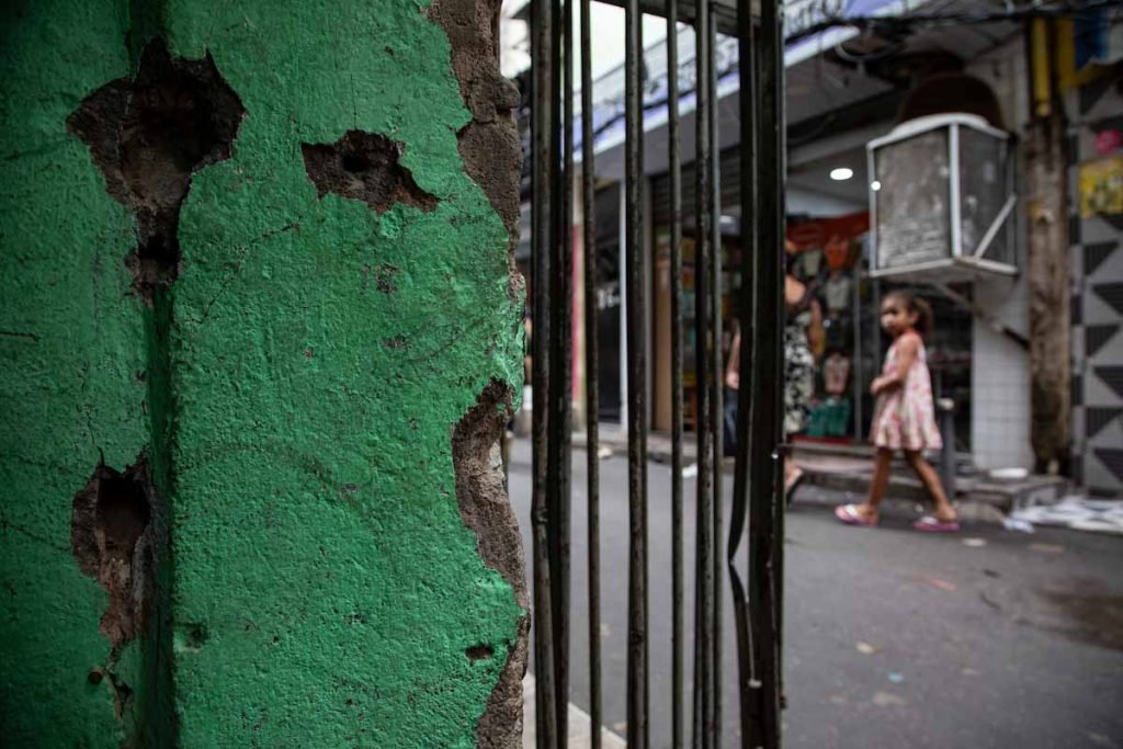 Marcas de tiros em parede perto de portão no Jacarezinho