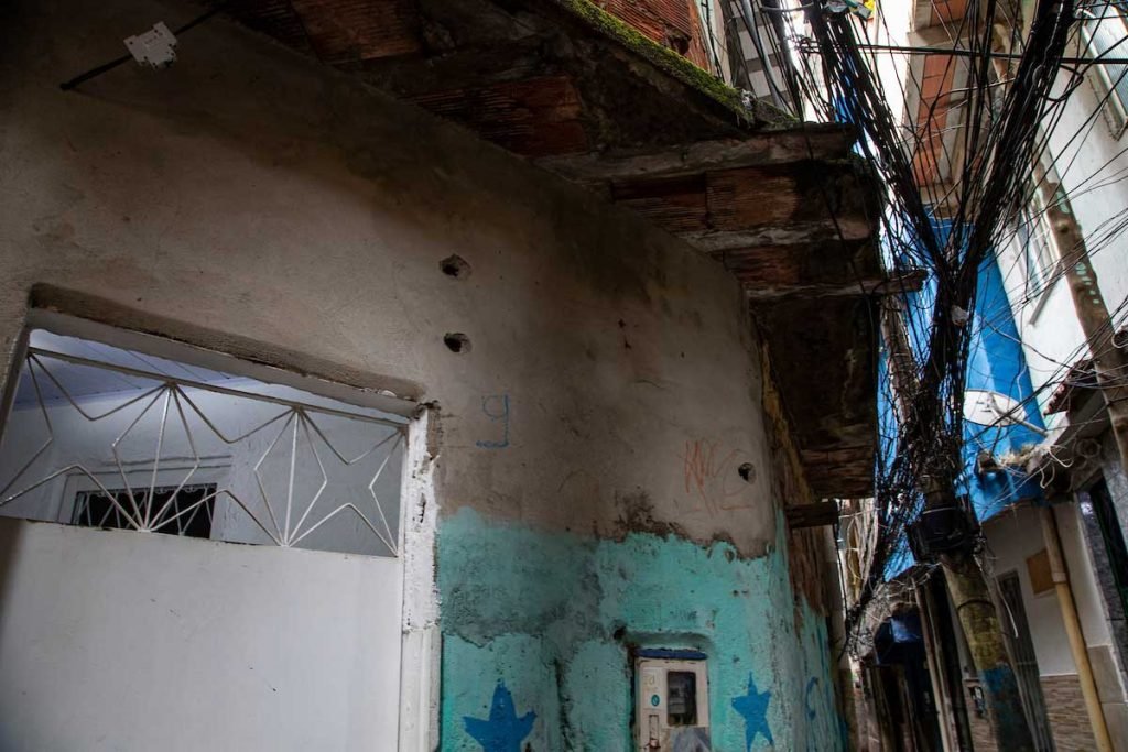 Marcas de tiros na parede de casa do Jacarezinho