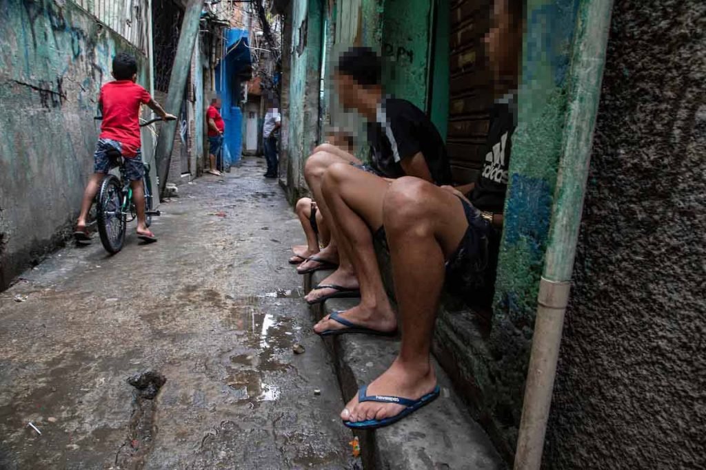 Moradores em um beco no Jacarezinho após operação