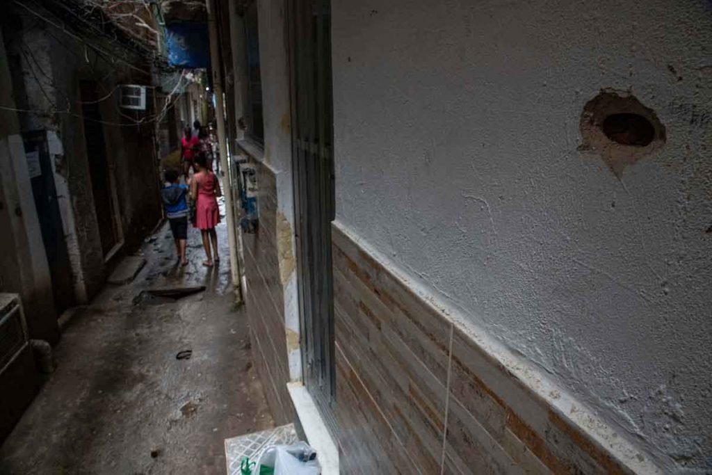 Marcas de tiros em um beco onde estão crianças no Jacarezinho