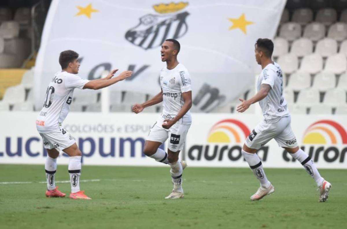 Jogadores do Santos FC em partida contra São Bento