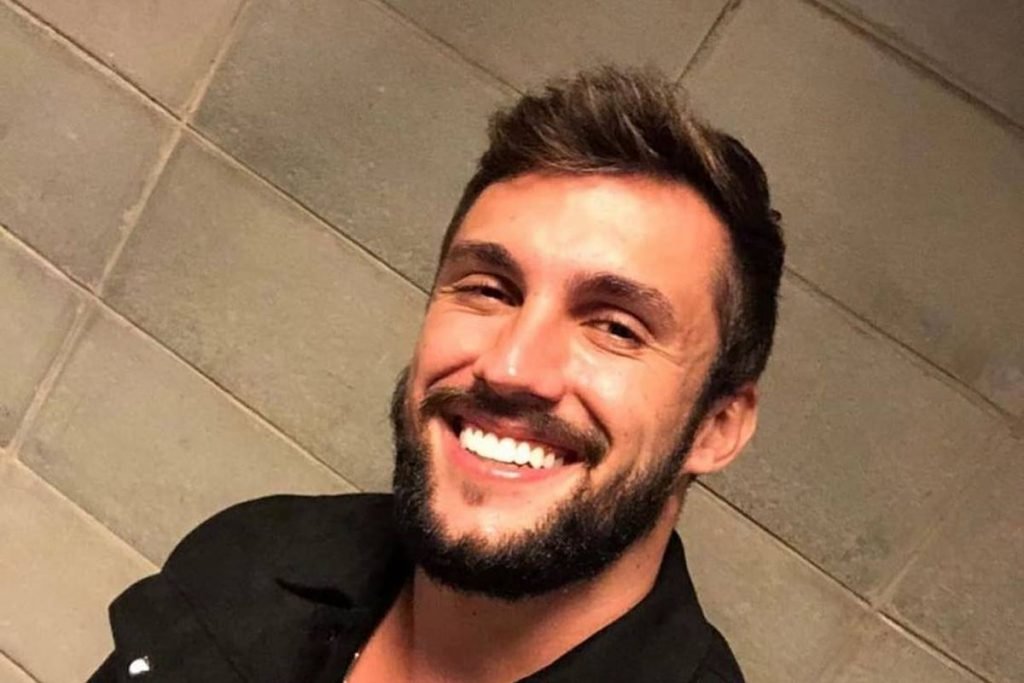 Arthur Picoli sorrindo