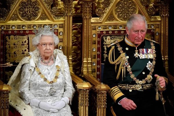 Rainha Elizabeth e príncipe Charles