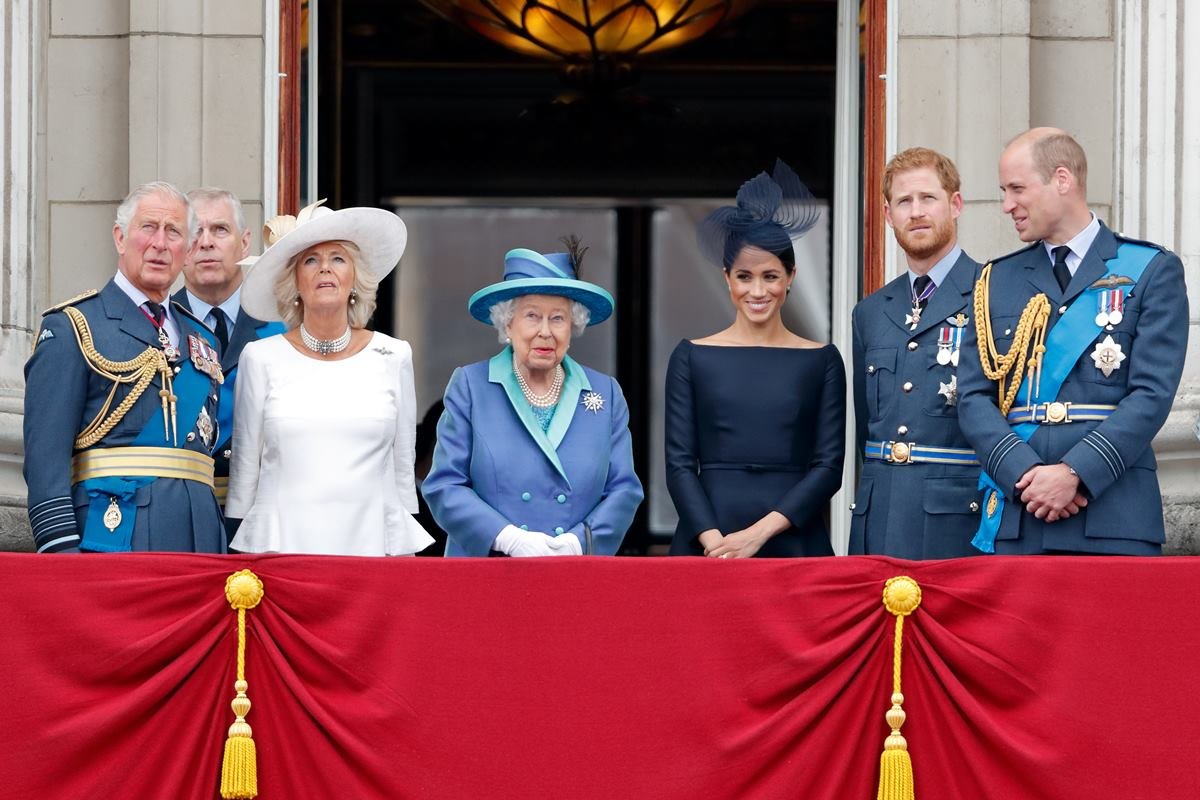 Príncipe Charles, Camilla Parker, rainha Elizabeth, Meghan Markle, príncipe Harry e William