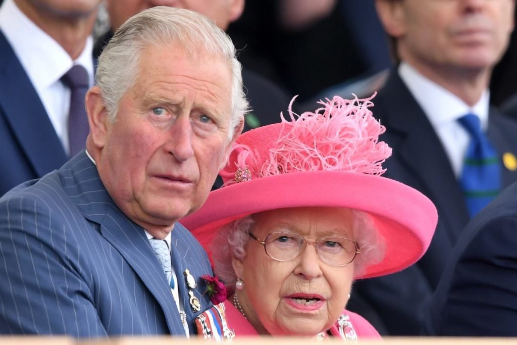 Príncipe Charles e rainha Elizabeth II