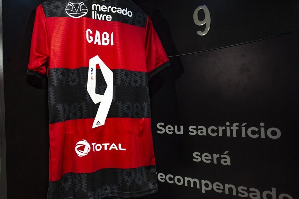 Após boatos de traição, modelo se separa de lateral do Flamengo