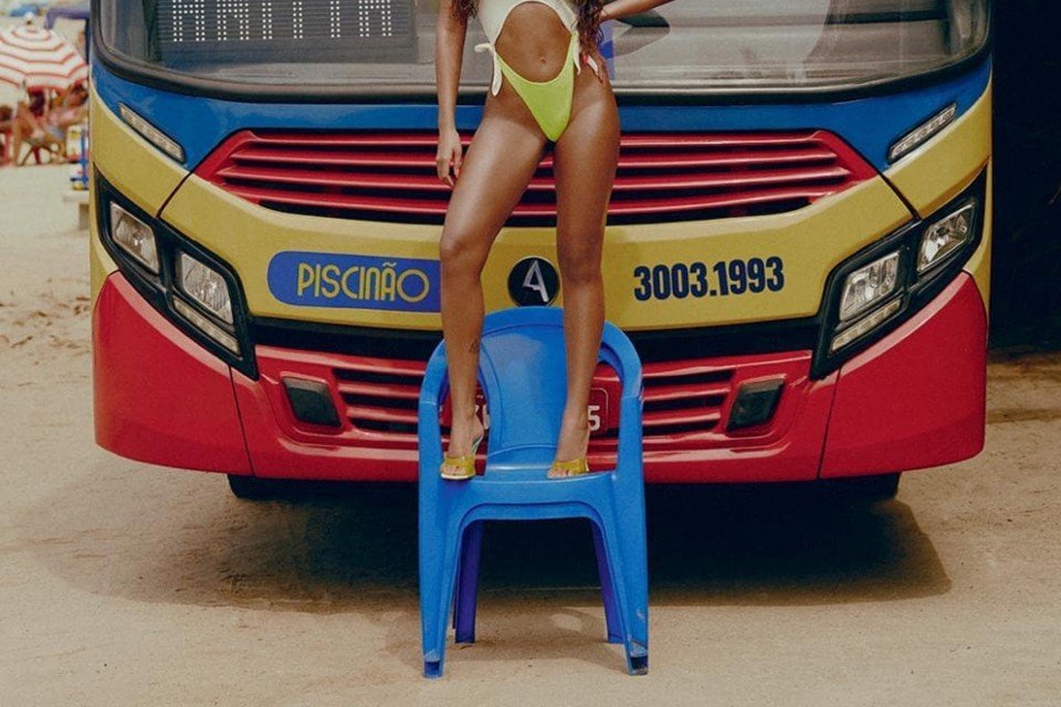 Cadeira Monobloco, na cor azul, é destaque em composição fotográfica da capa do álbum Girl From Rio, da cantora Anitta