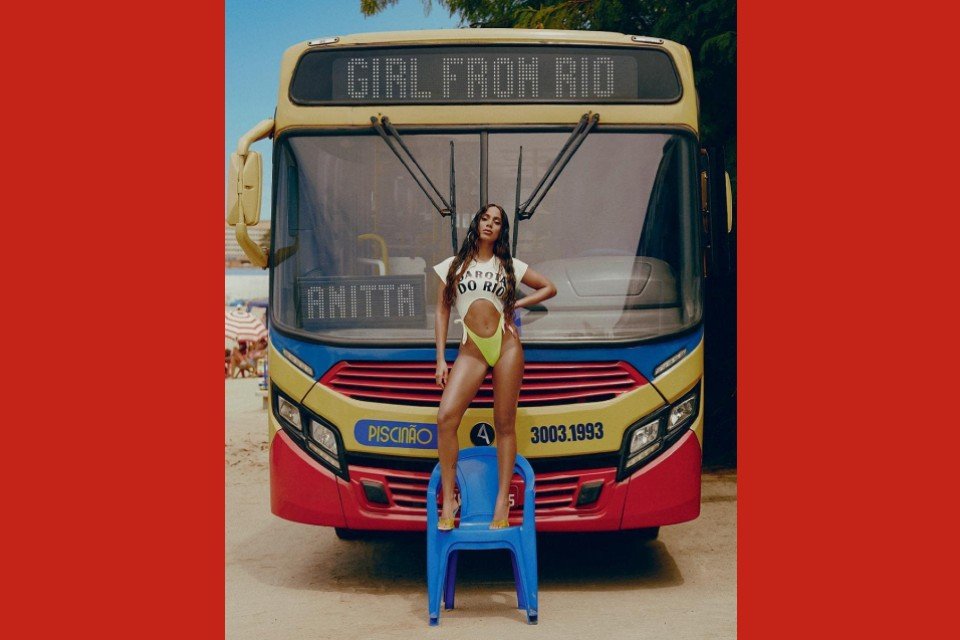 Capa de Girl From Rio, de Anitta, traz cantora em pé sobre duas cadeiras monobloco azuis
