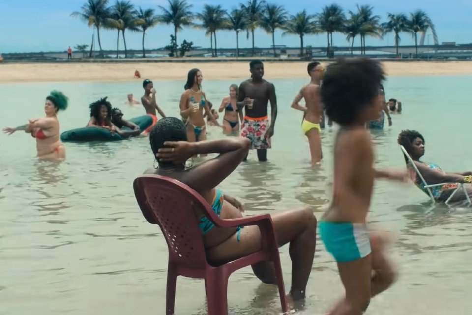 cadeira de plástico monobloco vinho em clipe de anitta girl from rio