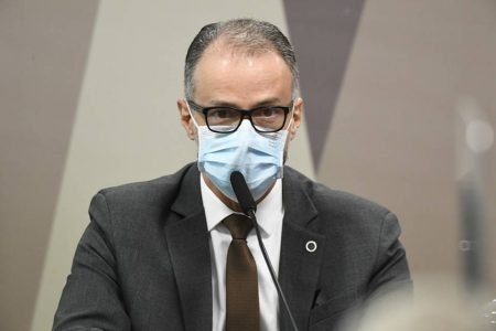 Antonio Barra Torres diz que "Brasil não pode ser atraente para o turismo antivacina"