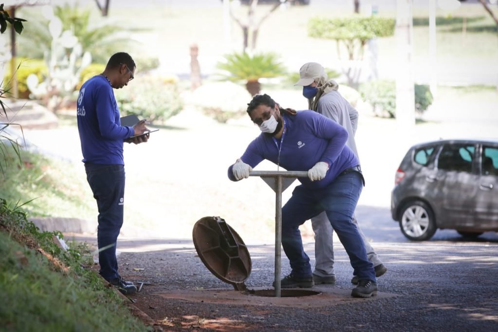 Servidor supervisiona tubulação que se rompeu em obra na Octogonal