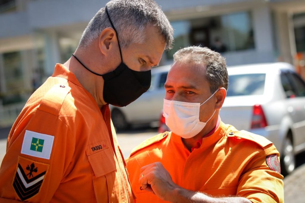Bombeiros na obra onde tubulação se rompeu na Octogonal