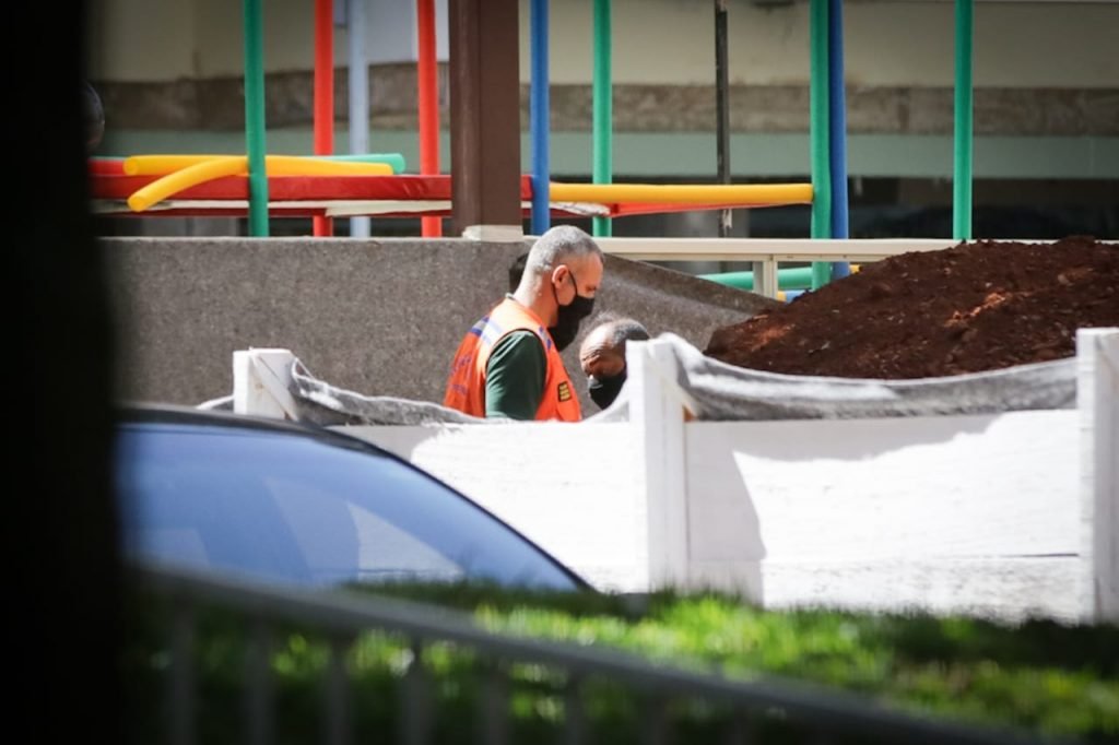servidor da Defesa Civil inspeciona obra onde tubulação se rompeu, na Octogonal