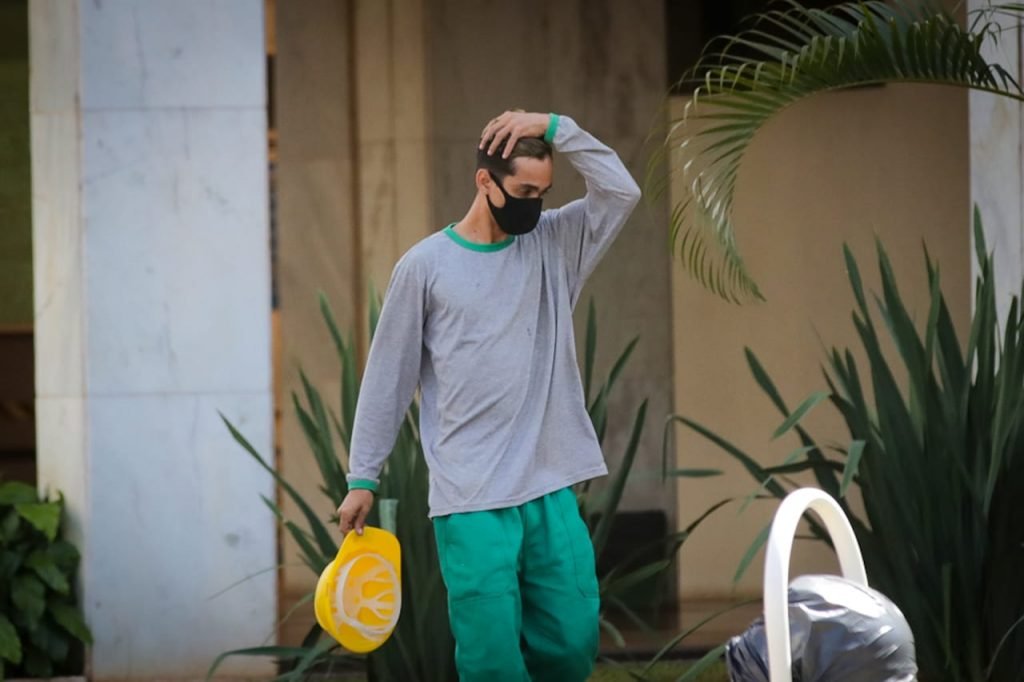 Operário de obra onde tubulação se rompeu, na Octogonal