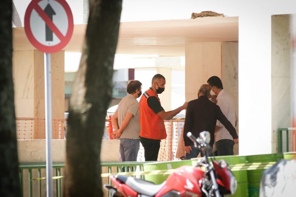Movimentação em prédio onde tubulação se rompeu e soterrou dois operários