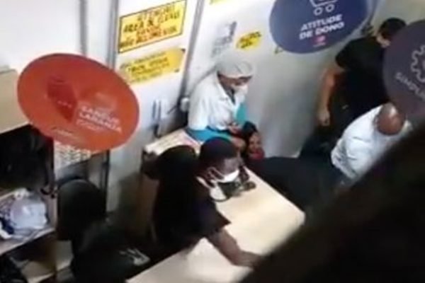 Vídeo mostra jovem sendo imobilizado por segurança de mercado na Bahia