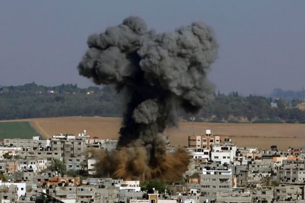 Israel bombardeia prédio em Gaza