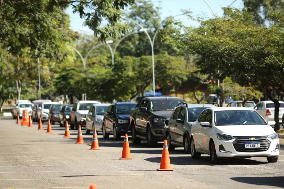 Vacinação contra Covid-19 em pessoas com comorbidades e gestantes no estacionamento 13 do Parque da Cidade