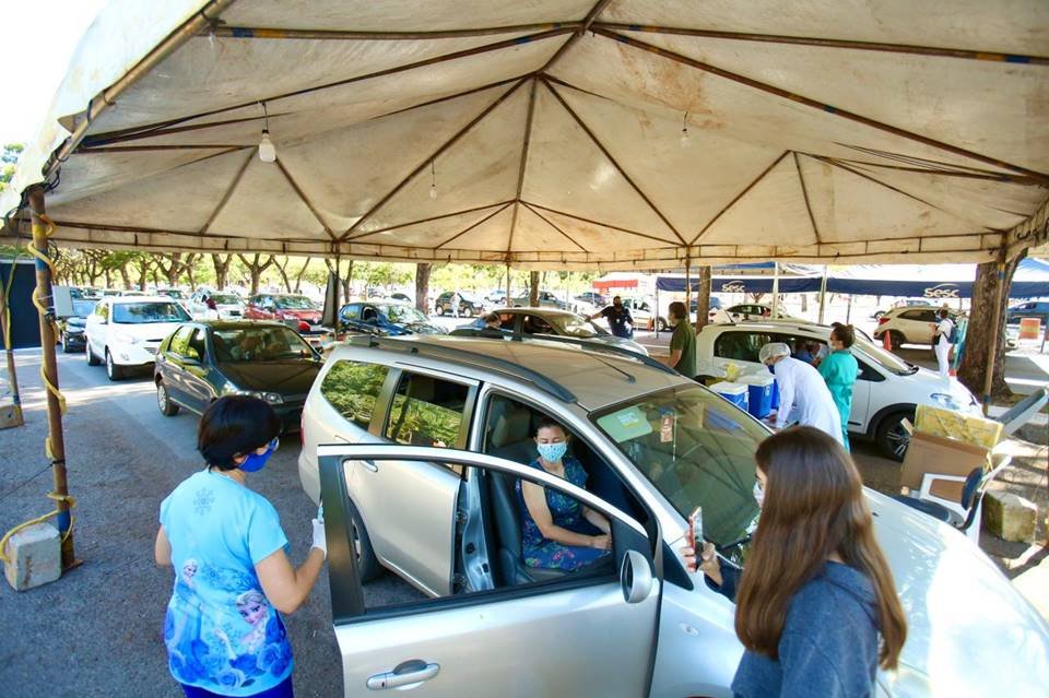 Vacinação contra Covid-19 em pessoas com comorbidades e gestantes no estacionamento 13 do Parque da Cidade