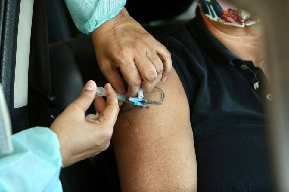 Vacinação contra Covid-19 em pessoas com comorbidades e gestantes no estacionamento 13 do Parque da Cidade
