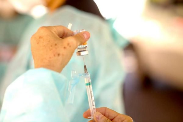 Vacinação contra Covid-19 em pessoas com comorbidades e gestantes no estacionamento 13 do Parque da Cidade