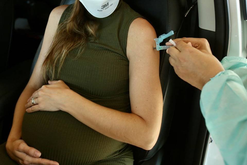 Imagem colorida: gestante é vacinada dentro de carro - Metrópoles