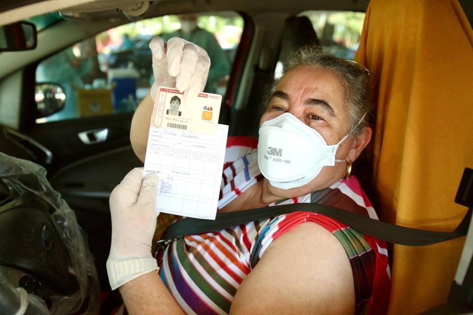 Vacinação contra Covid-19 em pessoas com comorbidades e gestantes no estacionamento 13 do Parque da Cidade