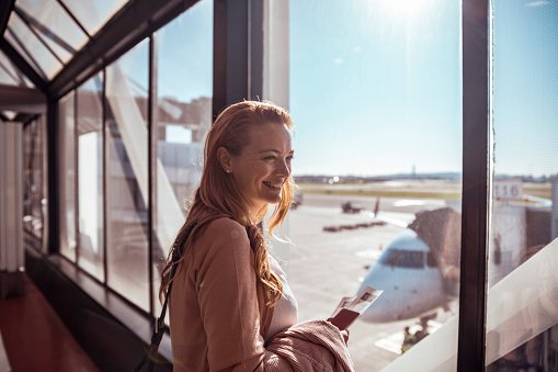 mulher no aeroporto