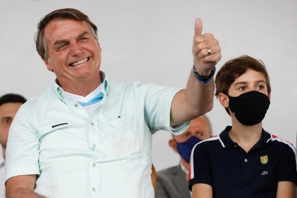 Bolsonaro fazendo joinha