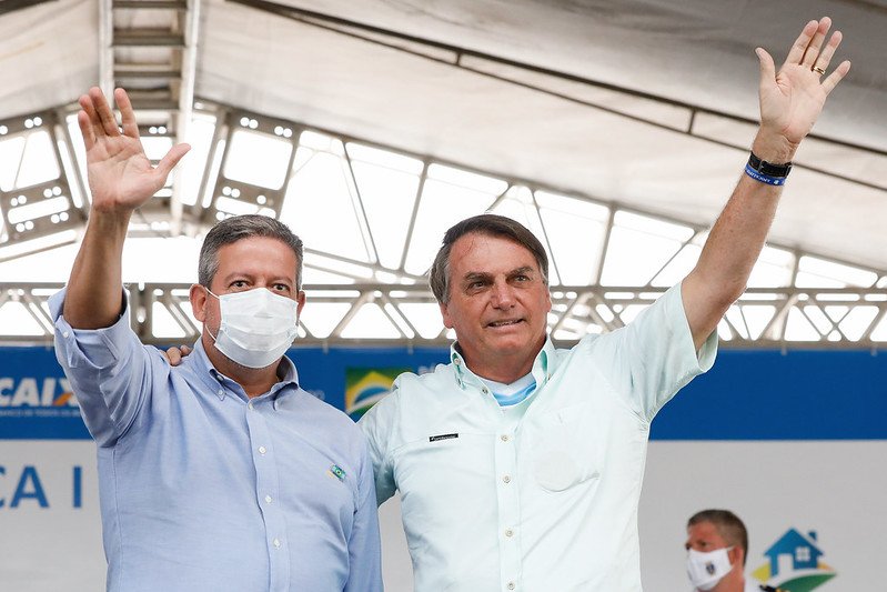 Lira e Bolsonaro acenando