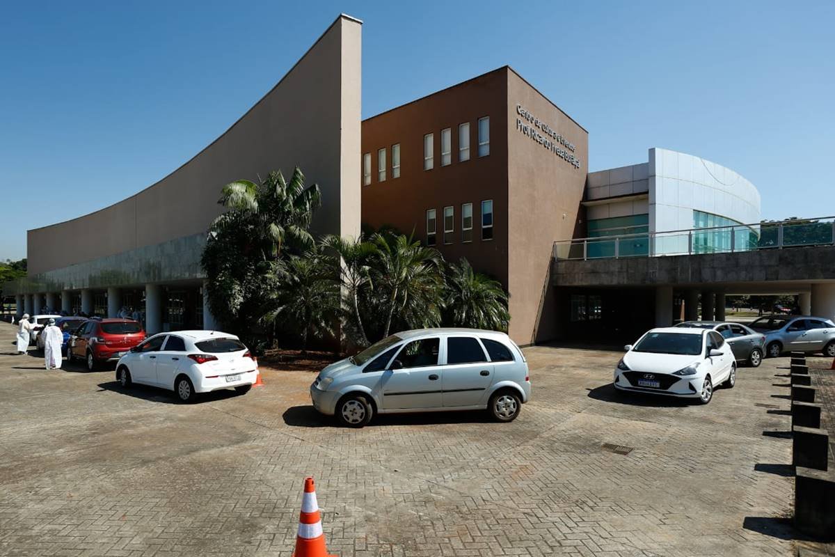 Imagem mostra fachada da Universidade Federal de Goiás faz testagem da covid-19 em alunos e servidores - Metrópoles