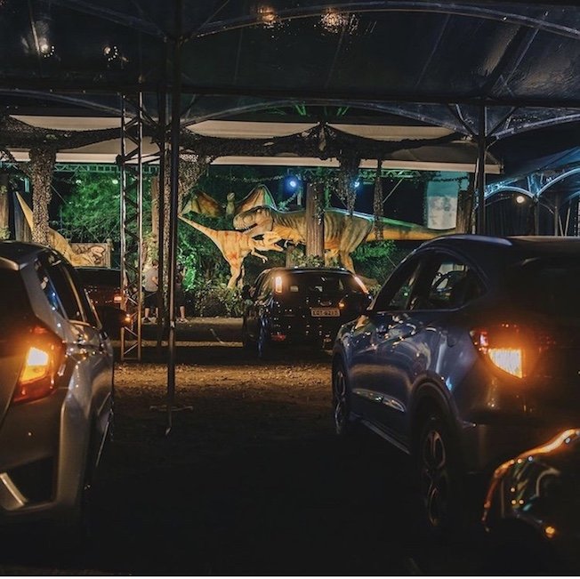 Estacionamento cheio de dinossauros