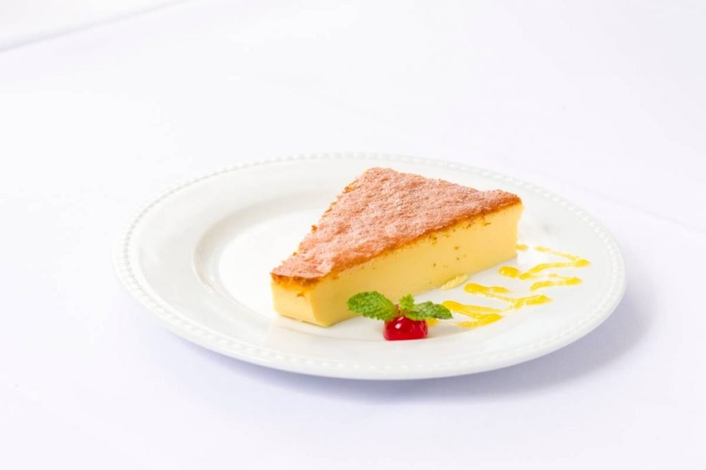 prato com fatia de doce que se parece com bolo