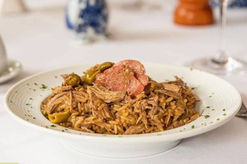 Prato branco com arroz de pato