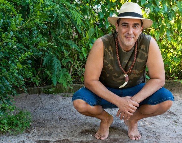 André Marques sofre picada 'mais dolorosa do mundo' de vespa durante  gravações de 'No Limite